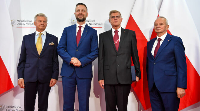 Podpisanie umowy o współpracy między MON a LOK
